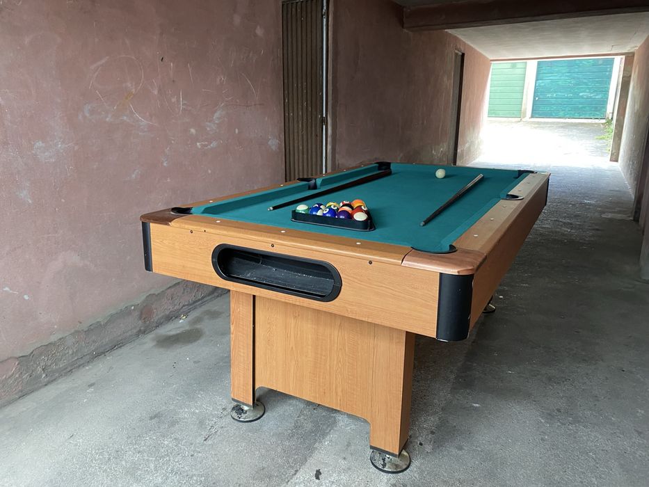 Bilhar snooker com tacos e bolas