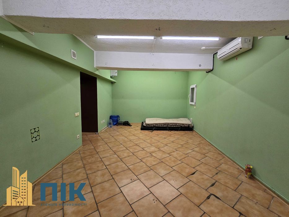 Без%! 110 м2,  підвальне приміщення (цоколь), є два фасадні входи.