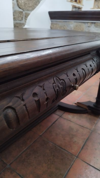 Mesa rústica castanho