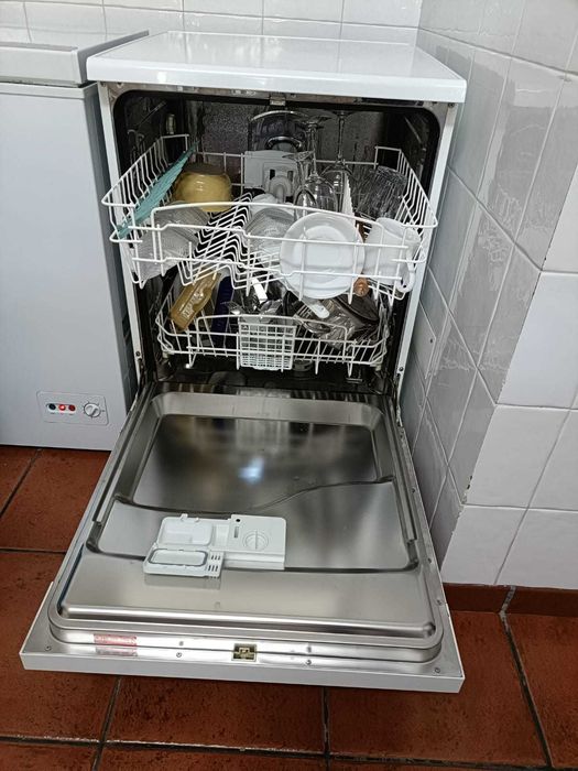 Máquina Lavar Loiça Indesit DG 6100 W + Lote de Peças Suplentes