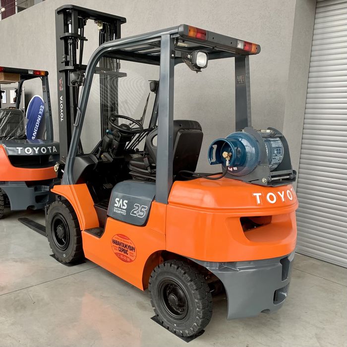 Навантажувач, погрузчик, кара, вилковий навантажувач Toyota