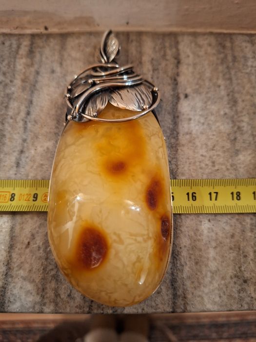 Wisior gigant bursztyn w srebrnej artystycznej oprawie