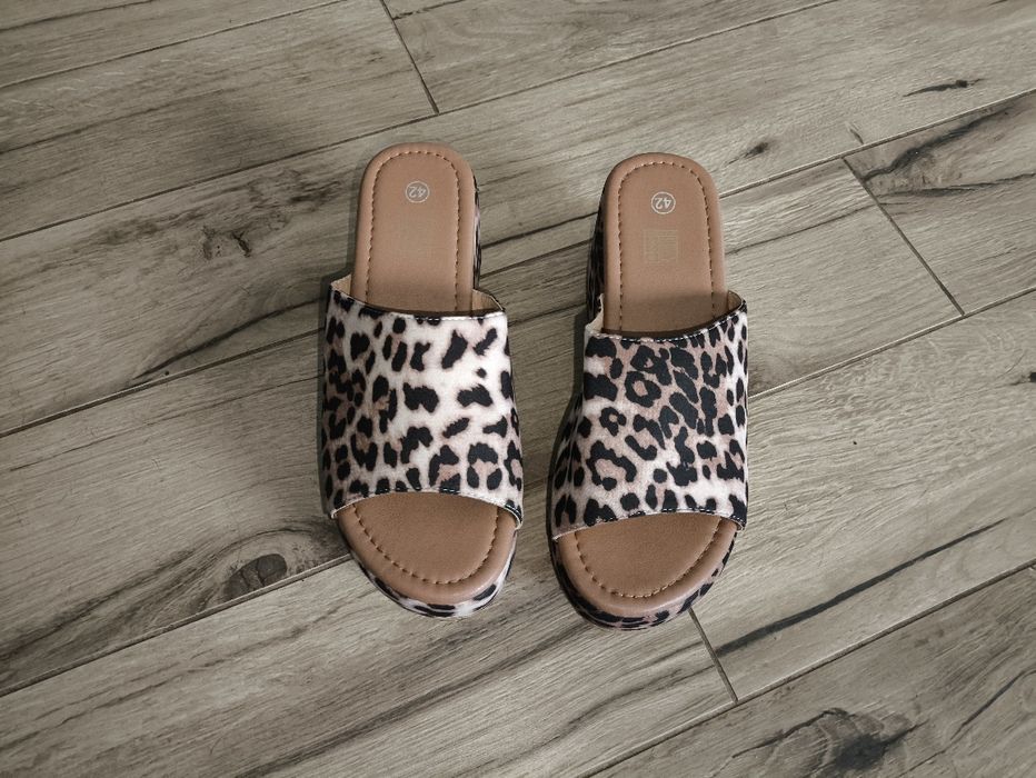 Klapki na koturnie w panterkę 41 nowe