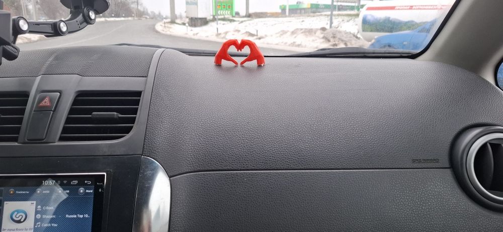 Сердечко з рук на машину