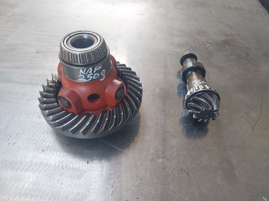 Dyferencjał Mechanizm różnicowy Koło talerzowe Wałek Ataku Przekładnia zębata Obudowa Clark Hurth Dana Spicer MANITOU BF DANA SPICER 212/192-002 MANITOU Ahlmann Komatsu JCB Kramer Zeppelin Schaeff Terex Liebherr [9/35, F-29, S-12][NAP 2509]