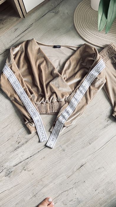 Dres welurowy kolor latte Magmac