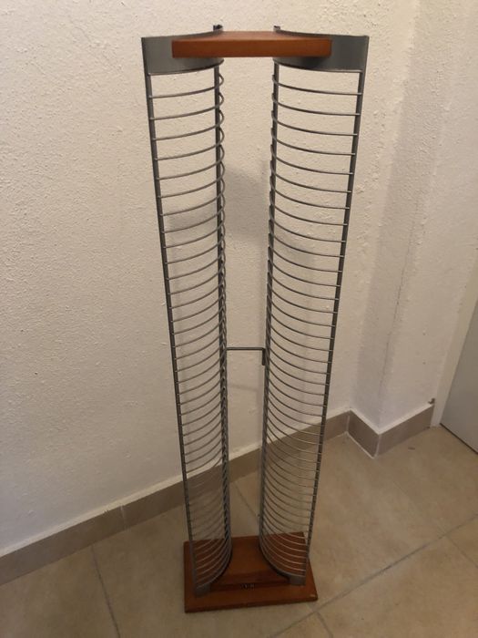 Porta DVD’s (capacidade = 44 DVD’s)