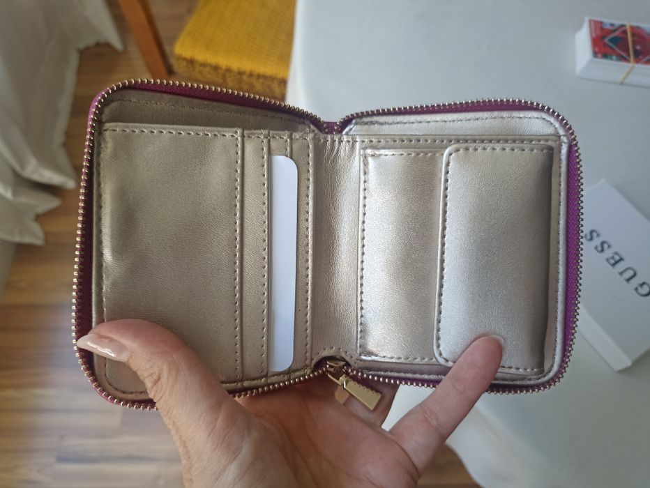 Carteira/porta moedas a imitar a Guess