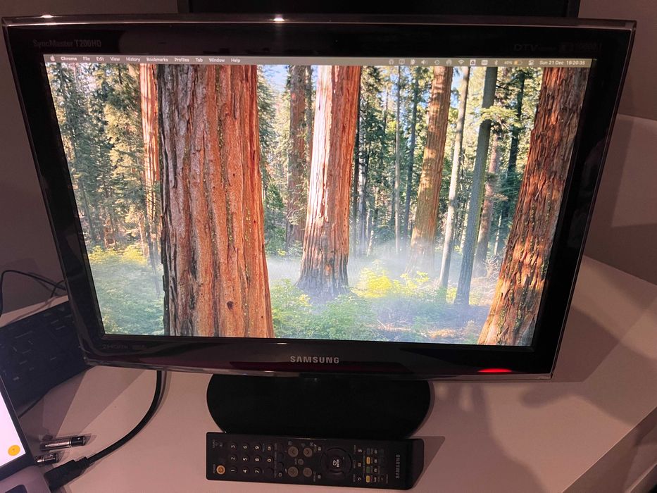 Samsung SM T200HD (czarno-bordowy) z pilotem