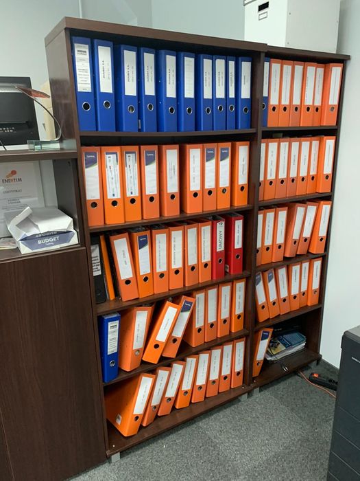 Zestaw mebli biurowych – biurka, szafy, regały, fotele – bardzo dobry