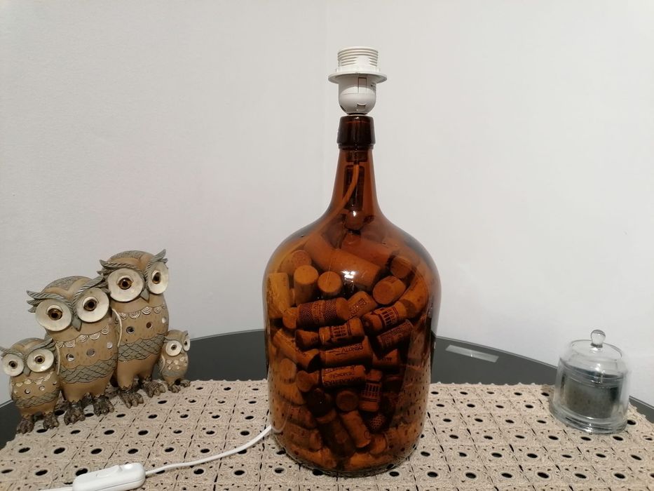 Candeeiro garrafão vidro 5L c/ o interior com rolhas cortiça