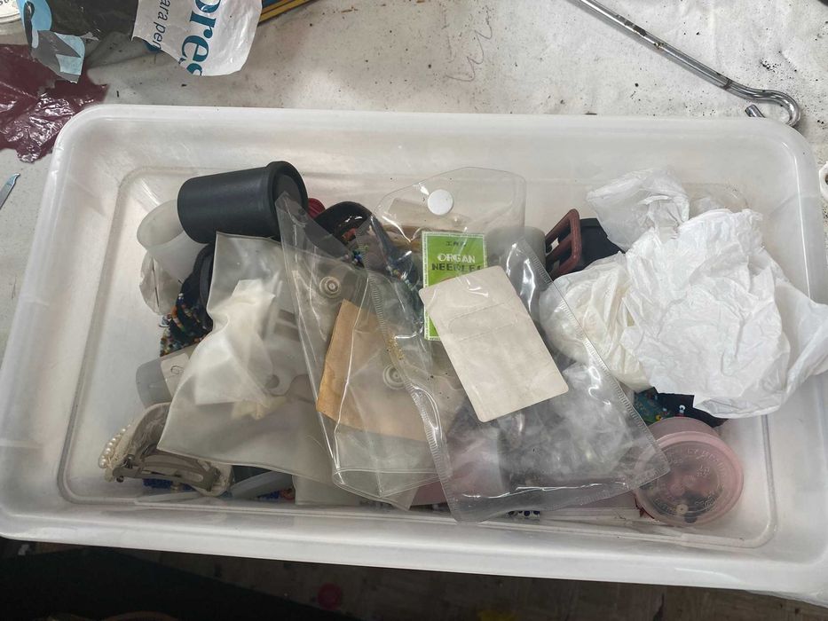 caixa com varias coisas para costura