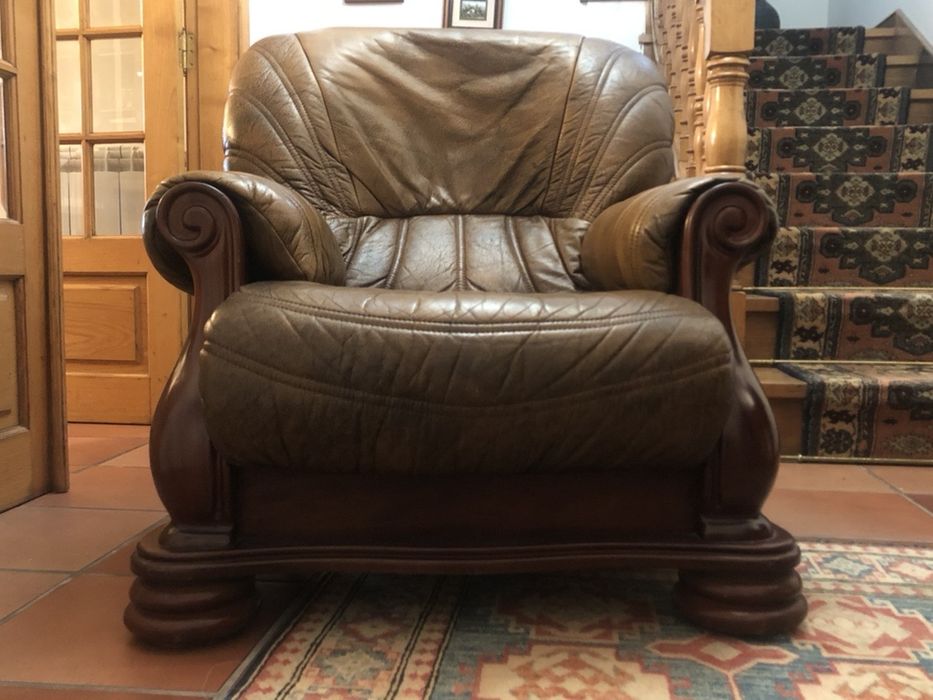 2 sofás individuais em pele verdadeira genuina