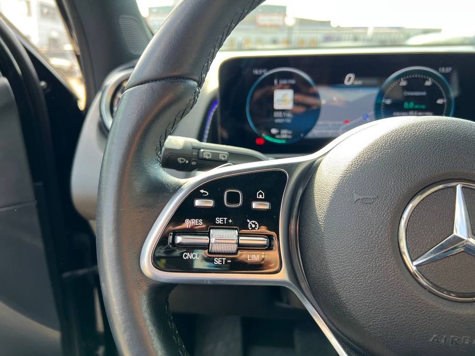 Mercedes-Benz EQB 250 2022 (модельний 2023) • 7 місць • Електро • До 420 км