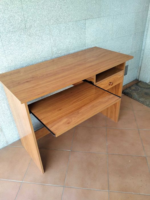 Secretária em bom estado