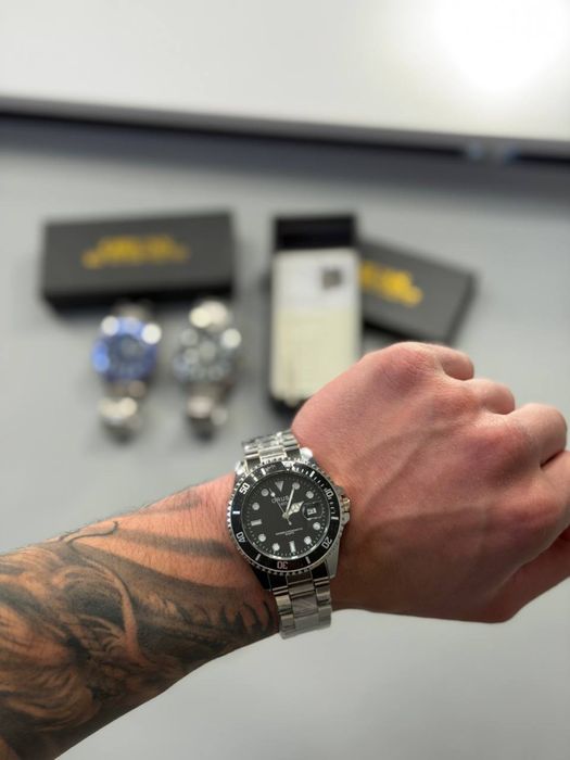 Класичний годинник який фокусує погляд