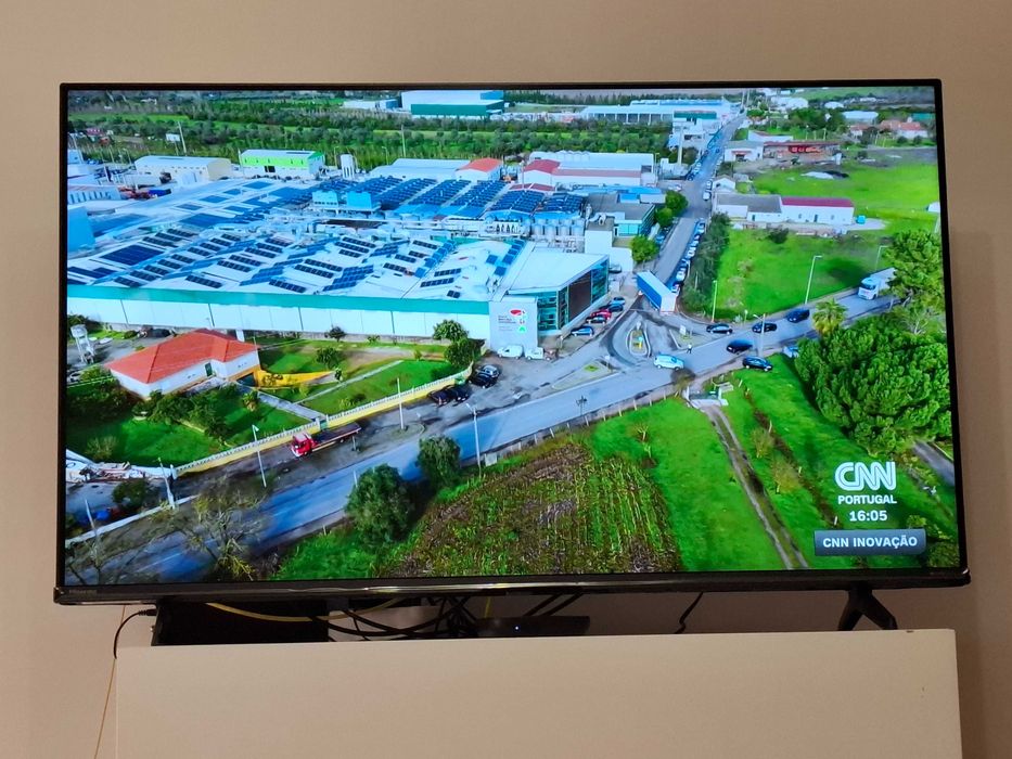 TV HISENSE 43", Smart TV, modelo 43A6N, 4K Ultra HD. Altifalantes Redução de ruídos. Guia de voz. Controle remoto. Com caixa original para transporte.