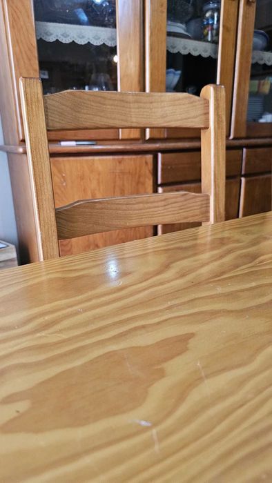 Aparador/louceiro e mesa de sala com 6 cadeiras