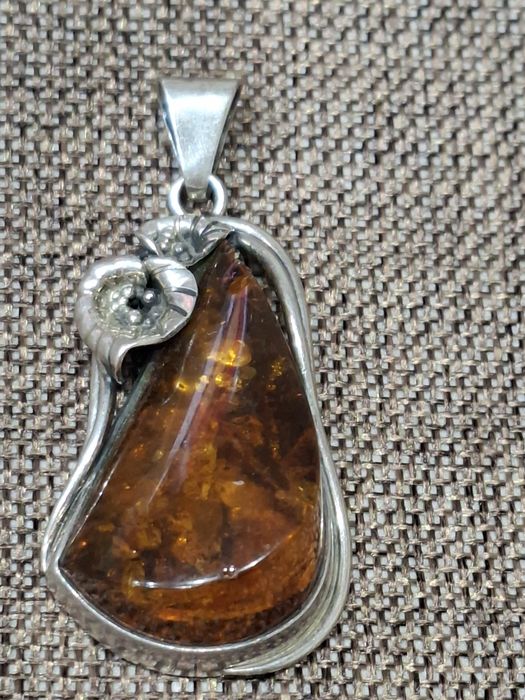Wisiorek z srebra z bursztynem