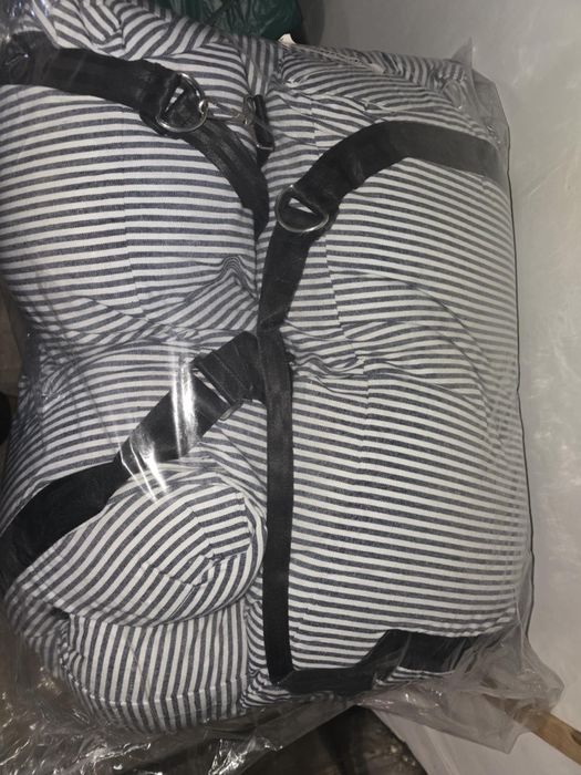 Nowy fotelik samochodowy do psa.