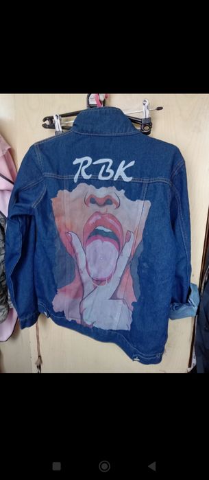 Kurtka jeans z rysunkiem na plecach