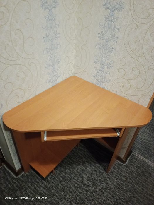 Кутовий комп'ютерний стіл