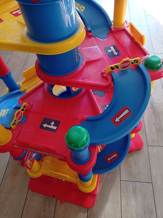 Gigantyczny parking poziomowy winda myjnia