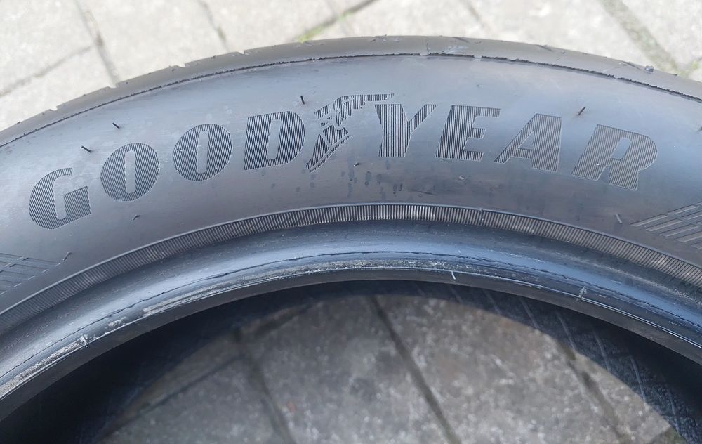 Шини  r18  215-50  Goodyear  2024 рік як Нові