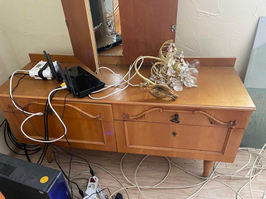 Спальня ліжко дві тумби трюмо шафа