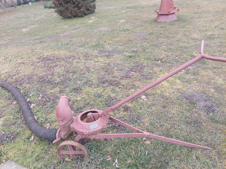 Stara,zabytkowa pompa strażacka z 1965r.