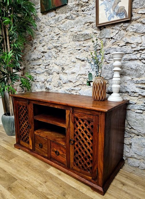 Komoda drewniana pod tv. Palisander, szuflady, ażurowe ozdoby.