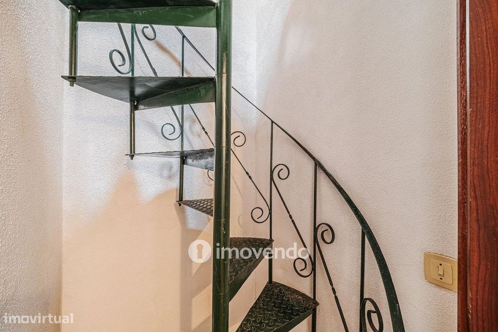 Moradia T4 isolada, totalmente mobilada e equipada, em Queijas