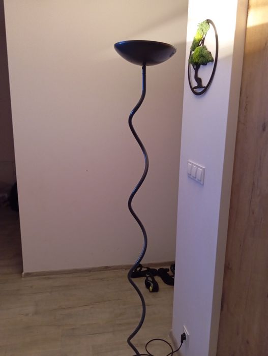 Lampa podłogowa z żarnikiem regulacja natężenia światła