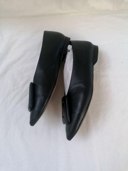 Sabrinas Pretas Bicudas com detalhe de aplicação