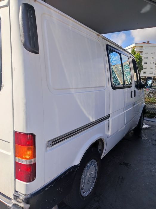 Vendo Carrinha Ford Transit, ano 2000.Adaptada  a campervan/7 lugares