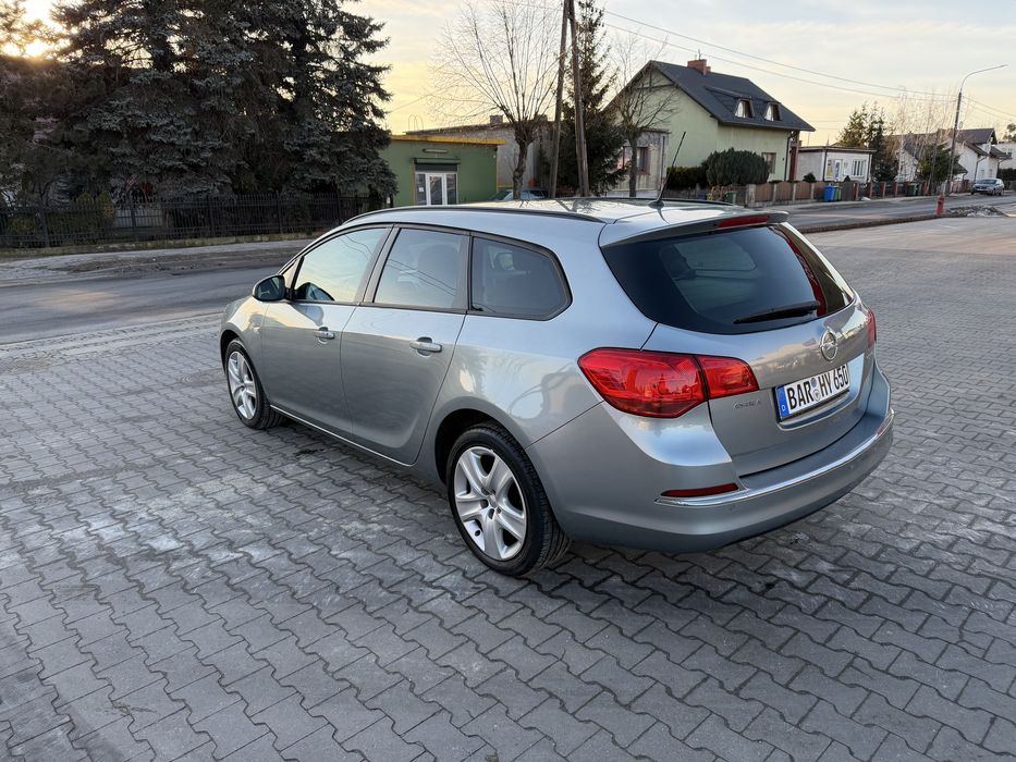 Opel Astra J Kombi  LIFT ! 1.4 Turbo Klima Alu PDC LED ! Serwis!