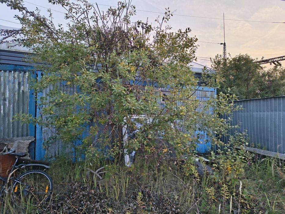 Dwa kontenery budowlane