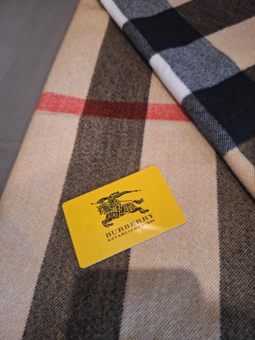Beżowy Szalik Burberry 100% Kaszmir Nowy z Metka