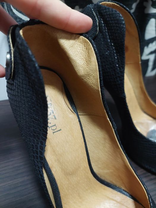 Czarne, skórzane, efektowne szpilki