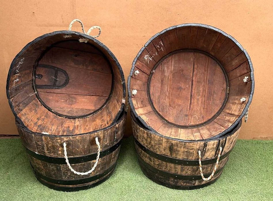 Celhas antigas em madeira, floreira, vasos, caixas