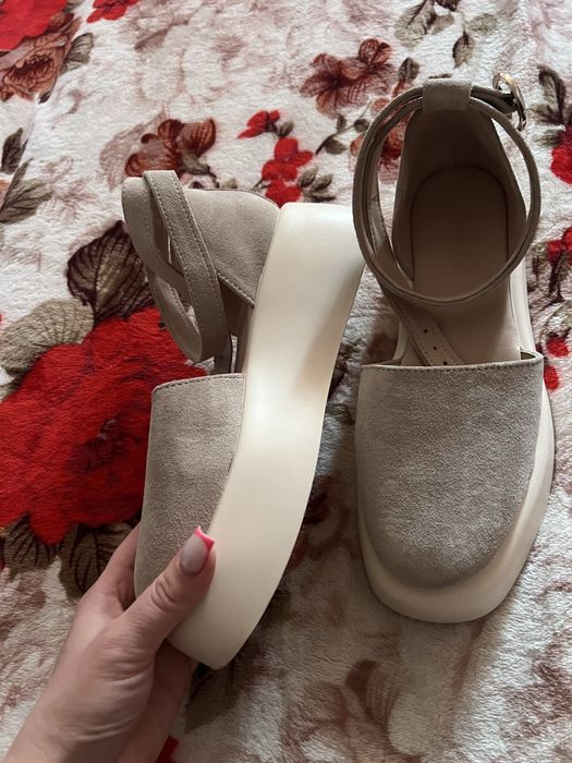 Босоніжки закриті замша