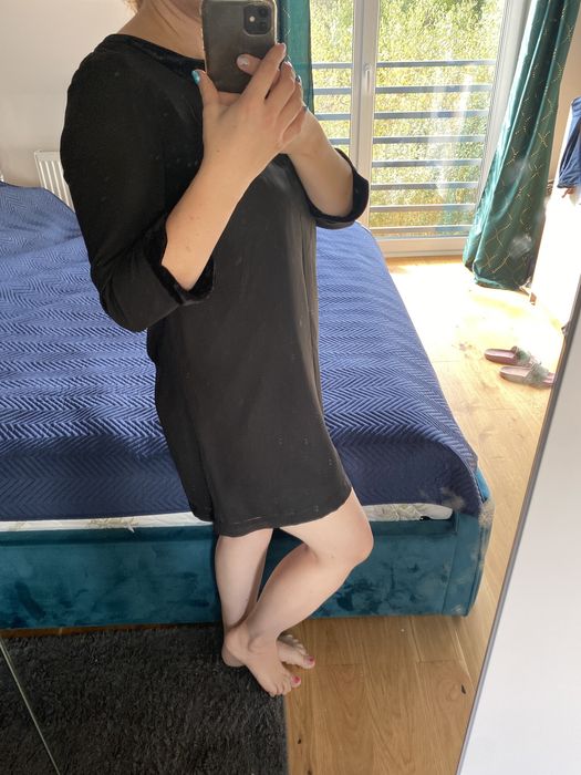 Czarna sukienka przed kolano