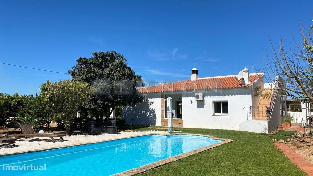 Charmosa e espaçosa moradia com 3 quartos e piscina para venda entre L