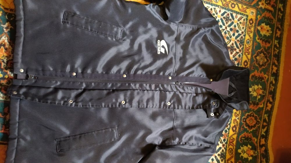 Продам демисезонную  мужскую куртку в отличном  состоянии