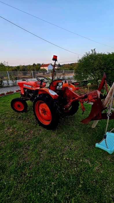 Kubota L 185 com decomentos sem nada a fazer