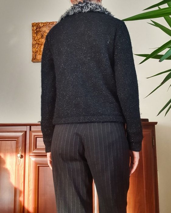 Czarny sweterek z futerkiem vintage