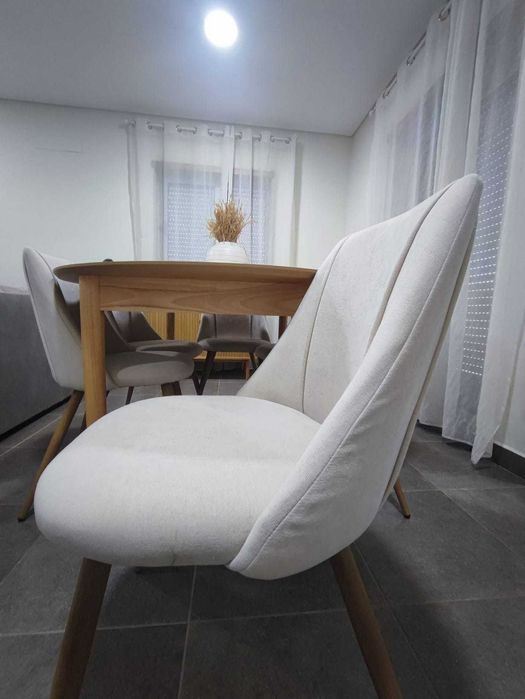Mesa de jantar extensível cor carvalho natural e cadeiras bege