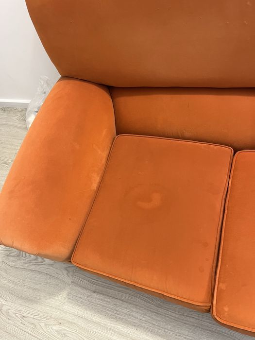 Sofa de tres lugares veludo laranja