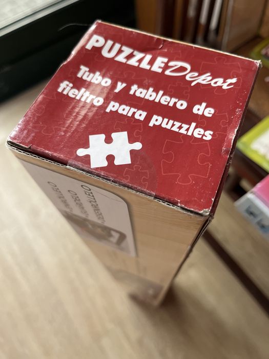 Tabuleiro para montar e guardar puzzles