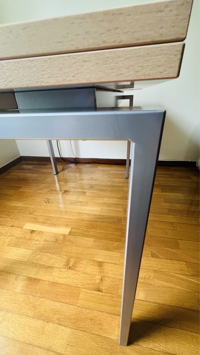 Mesa de Madeira Extensível de Linhas  Modernas e Retas